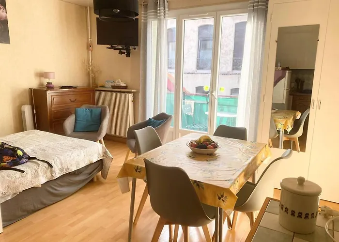 Avec Balcon Et Parking A Amelie-les-bains - Fr-1-703-204 *